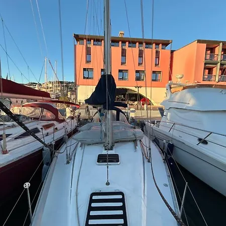 Porto Antico Boat 船上ホテル *